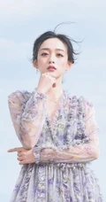 何泓姗化身花间精灵，着浅蓝轻纱连衣长裙优雅动人