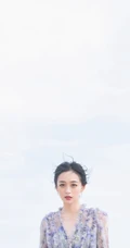 何泓姗化身花间精灵，着浅蓝轻纱连衣长裙优雅动人