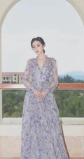 何泓姗化身花间精灵，着浅蓝轻纱连衣长裙优雅动人