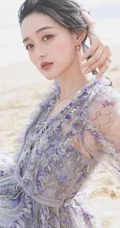 何泓姗化身花间精灵，着浅蓝轻纱连衣长裙优雅动人