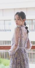 何泓姗化身花间精灵，着浅蓝轻纱连衣长裙优雅动人