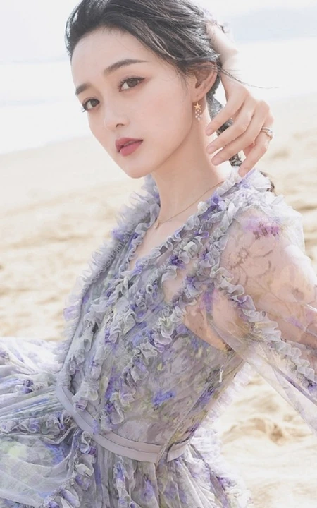 何泓姗化身花间精灵，着浅蓝轻纱连衣长裙优雅动人