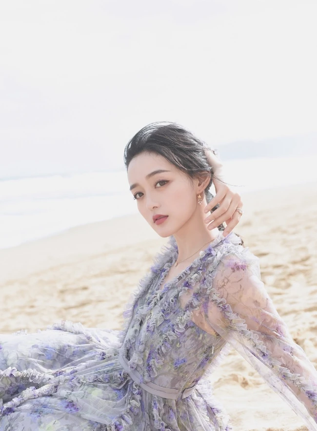 何泓姗化身花间精灵，着浅蓝轻纱连衣长裙优雅动人