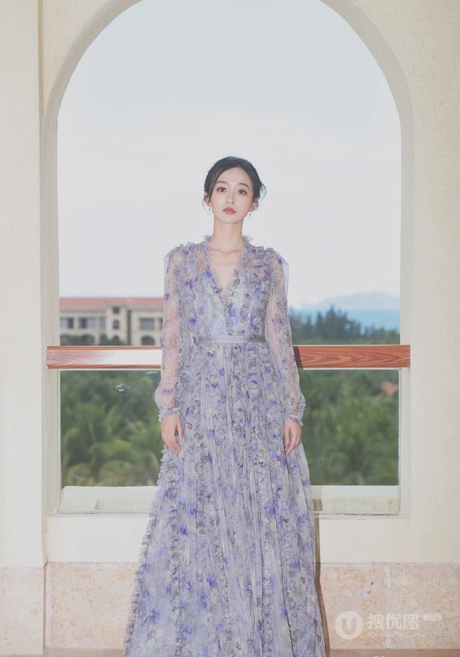 何泓姗化身花间精灵，着浅蓝轻纱连衣长裙优雅动人