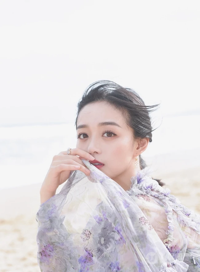 何泓姗化身花间精灵，着浅蓝轻纱连衣长裙优雅动人