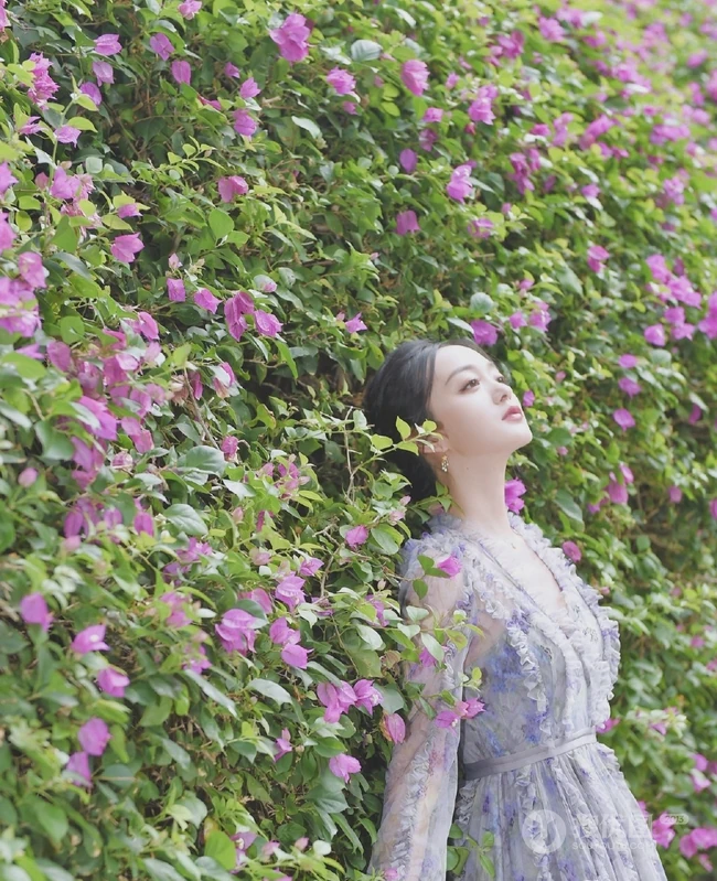 何泓姗化身花间精灵，着浅蓝轻纱连衣长裙优雅动人