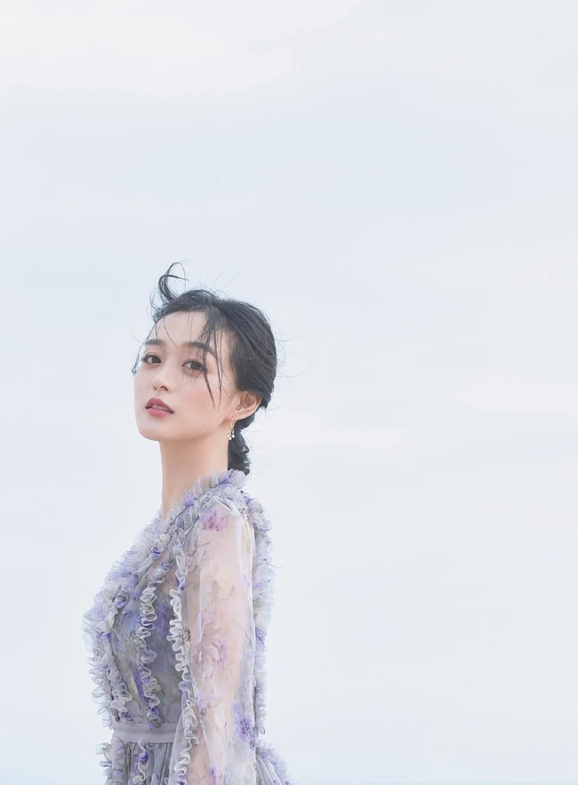 何泓姗化身花间精灵，着浅蓝轻纱连衣长裙优雅动人