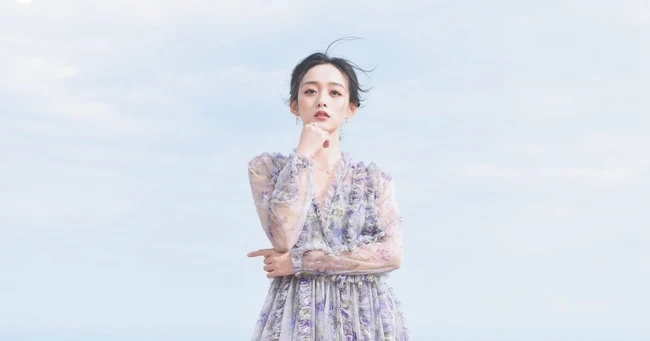 何泓姗化身花间精灵，着浅蓝轻纱连衣长裙优雅动人