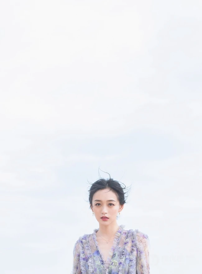 何泓姗化身花间精灵，着浅蓝轻纱连衣长裙优雅动人