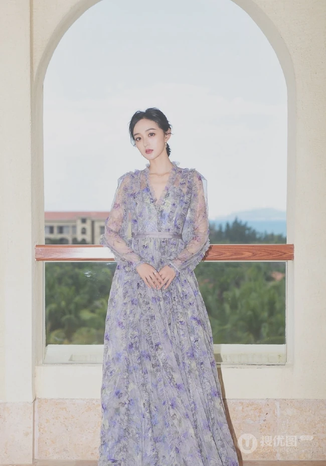 何泓姗化身花间精灵，着浅蓝轻纱连衣长裙优雅动人