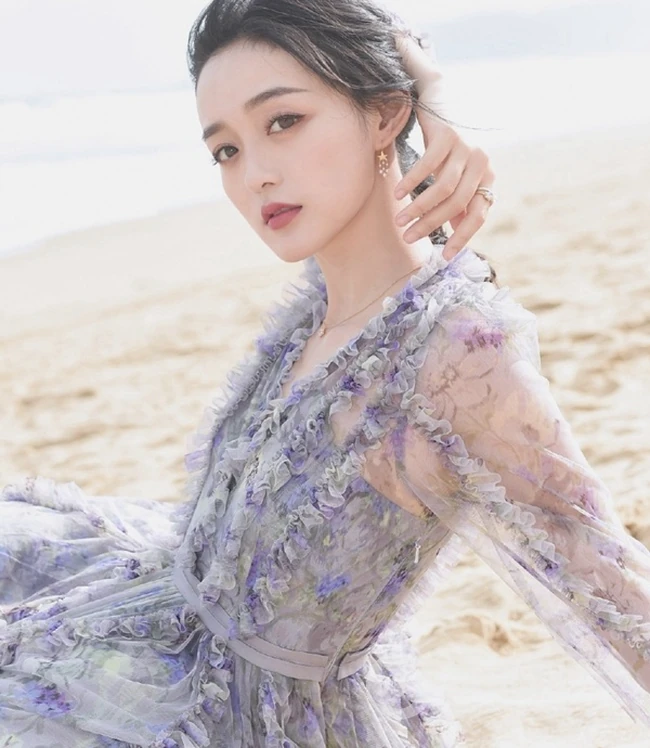 何泓姗化身花间精灵，着浅蓝轻纱连衣长裙优雅动人
