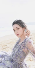 何泓姗化身花间精灵，着浅蓝轻纱连衣长裙优雅动人
