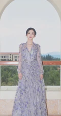 何泓姗化身花间精灵，着浅蓝轻纱连衣长裙优雅动人