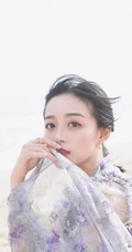 何泓姗化身花间精灵，着浅蓝轻纱连衣长裙优雅动人