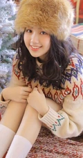 准备过圣诞节的美丽女孩，室内摆弄圣诞树和挂件写真图片