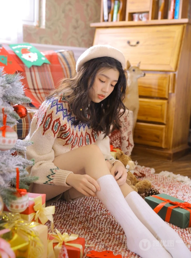 准备过圣诞节的美丽女孩，室内摆弄圣诞树和挂件写真图片
