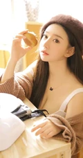 戴贝雷帽的气质长发高颜值女孩，室内摆弄小物件唯美写真