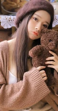 戴贝雷帽的气质长发高颜值女孩，室内摆弄小物件唯美写真