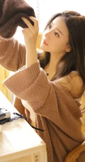 戴贝雷帽的气质长发高颜值女孩，室内摆弄小物件唯美写真