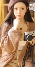 戴贝雷帽的气质长发高颜值女孩，室内摆弄小物件唯美写真