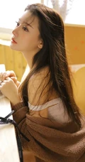 戴贝雷帽的气质长发高颜值女孩，室内摆弄小物件唯美写真