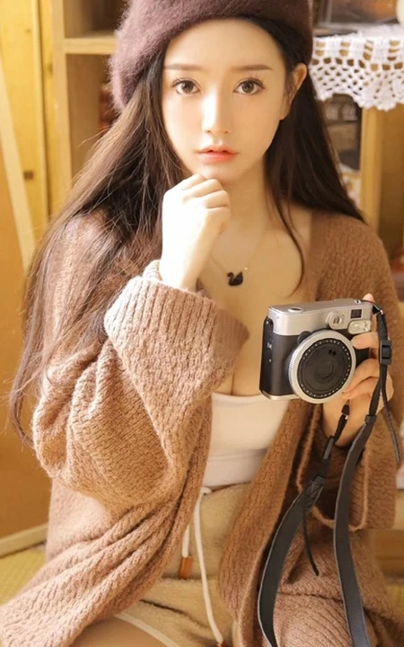 戴贝雷帽的气质长发高颜值女孩，室内摆弄小物件唯美写真