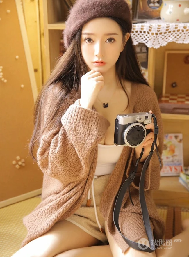 戴贝雷帽的气质长发高颜值女孩，室内摆弄小物件唯美写真