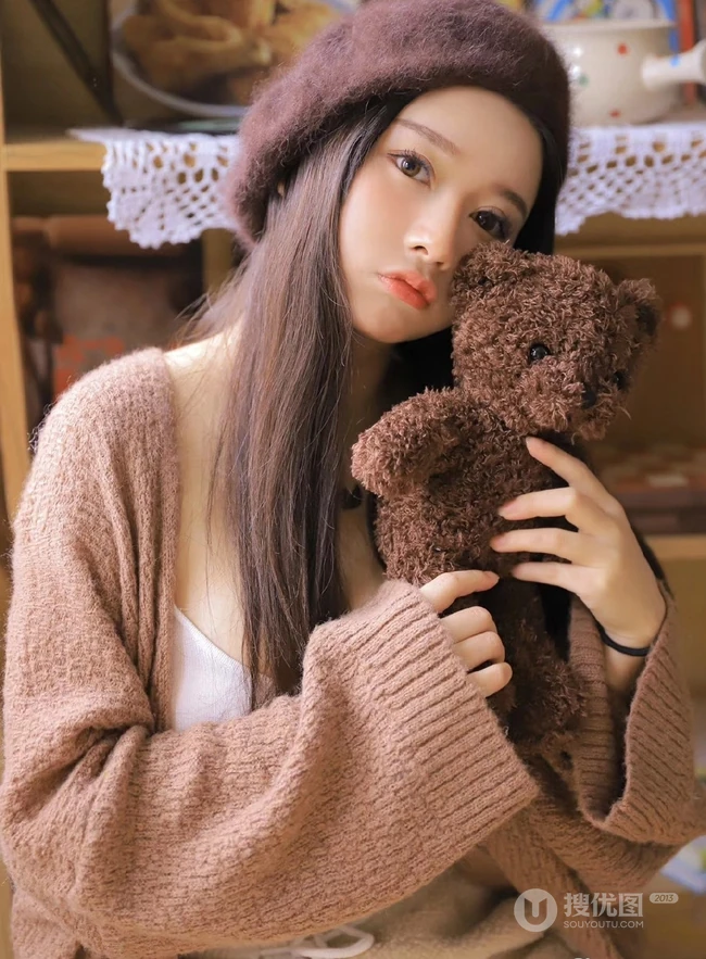 戴贝雷帽的气质长发高颜值女孩，室内摆弄小物件唯美写真