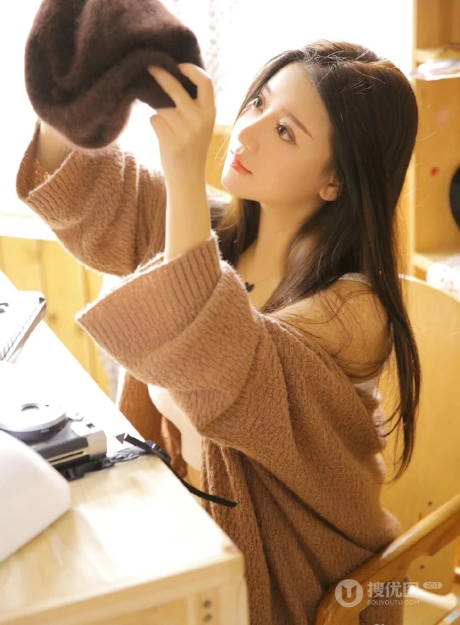 戴贝雷帽的气质长发高颜值女孩，室内摆弄小物件唯美写真