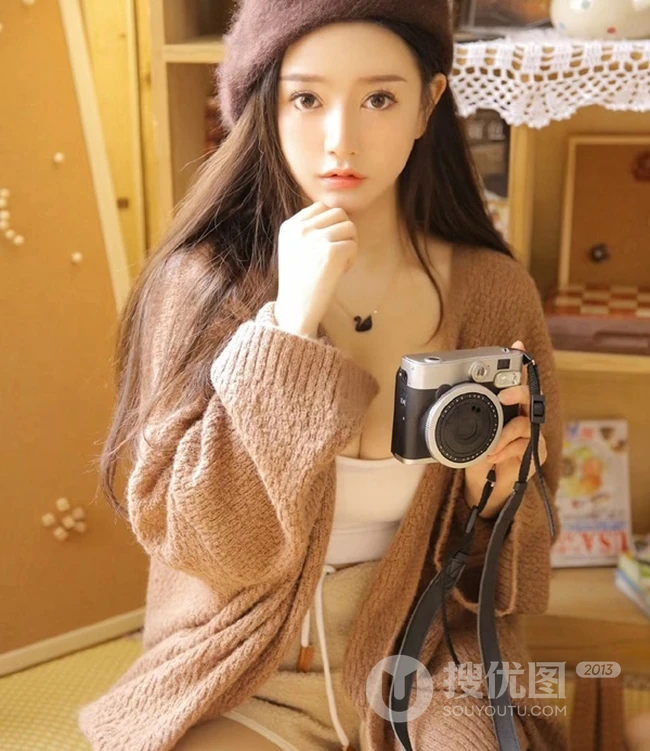 戴贝雷帽的气质长发高颜值女孩，室内摆弄小物件唯美写真