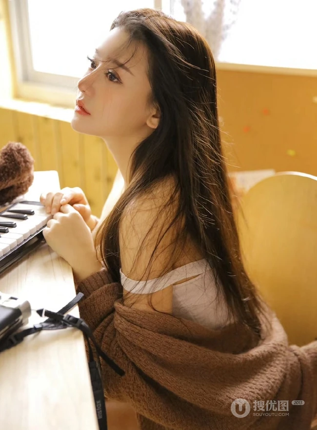 戴贝雷帽的气质长发高颜值女孩，室内摆弄小物件唯美写真