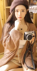 戴贝雷帽的气质长发高颜值女孩，室内摆弄小物件唯美写真