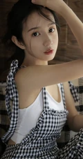 眼角有痣的纯美动人少女，手拿望眼镜室内写真美图