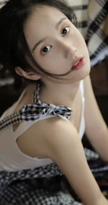 眼角有痣的纯美动人少女，手拿望眼镜室内写真美图
