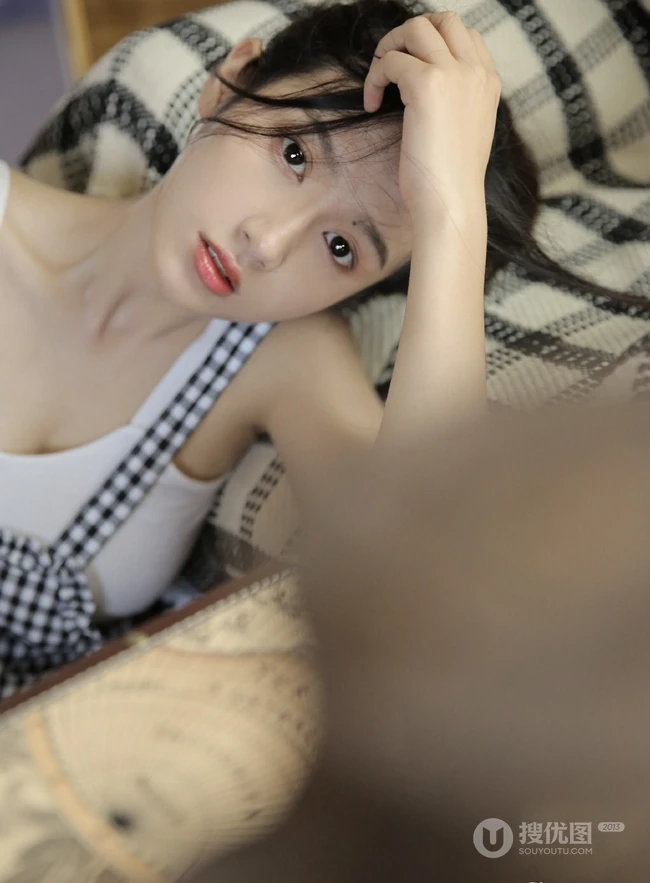 眼角有痣的纯美动人少女，手拿望眼镜室内写真美图