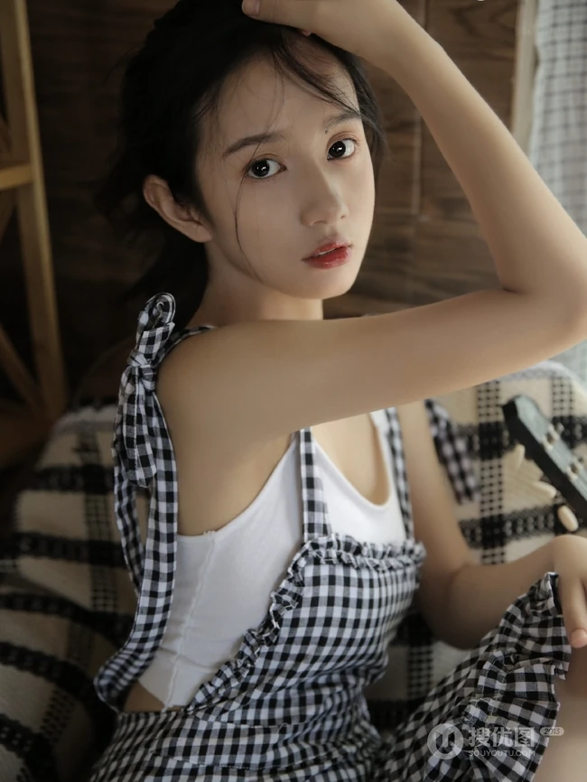 眼角有痣的纯美动人少女，手拿望眼镜室内写真美图