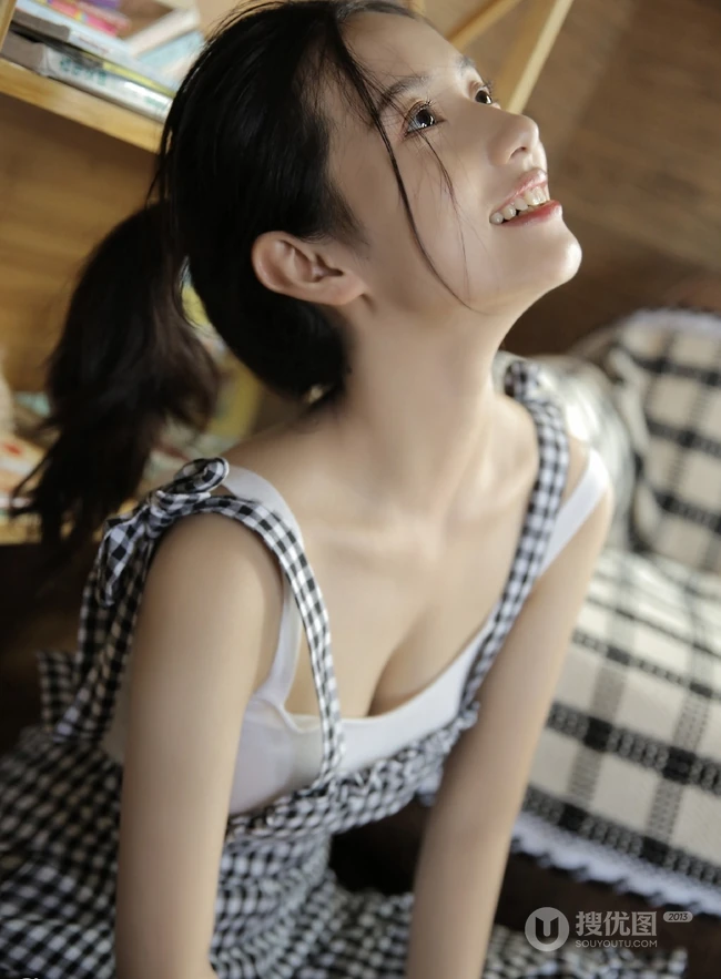 眼角有痣的纯美动人少女，手拿望眼镜室内写真美图