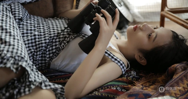 眼角有痣的纯美动人少女，手拿望眼镜室内写真美图