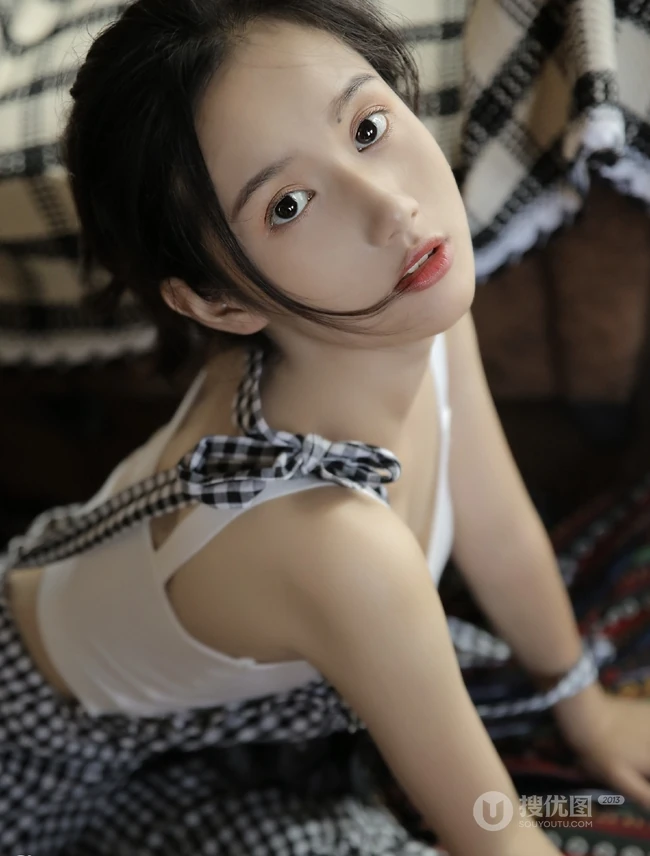 眼角有痣的纯美动人少女，手拿望眼镜室内写真美图
