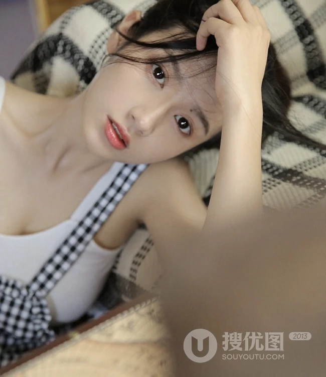 眼角有痣的纯美动人少女，手拿望眼镜室内写真美图