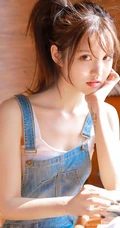 甜美动人马尾辫肩带牛仔裤少女室内晒太阳温暖写真图片