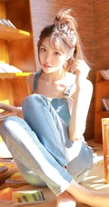 甜美动人马尾辫肩带牛仔裤少女室内晒太阳温暖写真图片