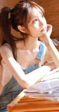 甜美动人马尾辫肩带牛仔裤少女室内晒太阳温暖写真图片