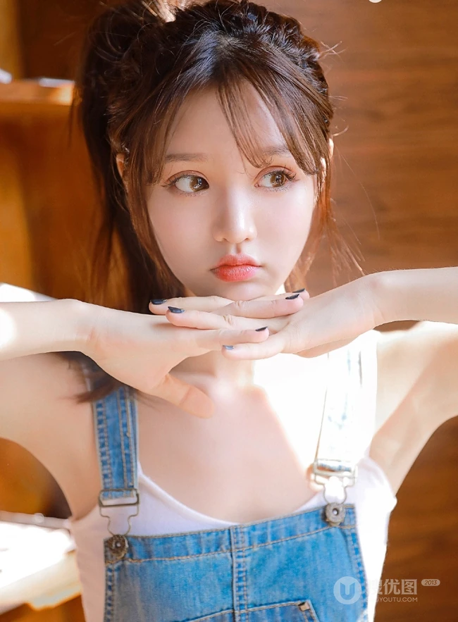 甜美动人马尾辫肩带牛仔裤少女室内晒太阳温暖写真图片