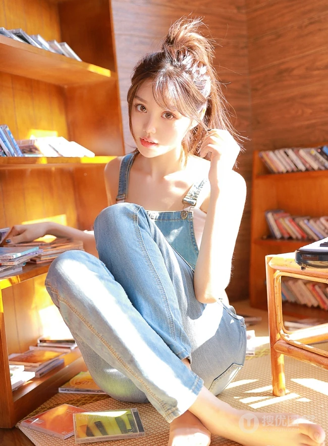 甜美动人马尾辫肩带牛仔裤少女室内晒太阳温暖写真图片