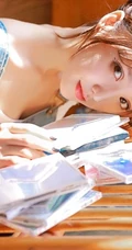 甜美动人马尾辫肩带牛仔裤少女室内晒太阳温暖写真图片