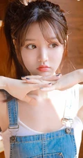 甜美动人马尾辫肩带牛仔裤少女室内晒太阳温暖写真图片