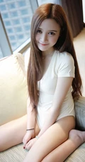 高颜值女生模特姗姗气质全白紧身衣、衬衫室内写真图片集
