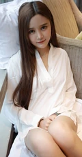 高颜值女生模特姗姗气质全白紧身衣、衬衫室内写真图片集