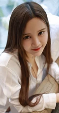 高颜值女生模特姗姗气质全白紧身衣、衬衫室内写真图片集